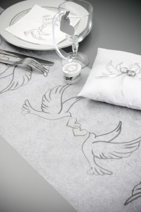 Vlies-Tischläufer Hochzeitstauben, weiß, 30 cm breit, 5 m Rolle - mit-druck-dekovlies, tischlaeufer, dekovlies