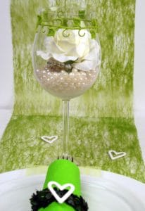 Hochzeitsdeko mit Dekovlies und Accessoires -