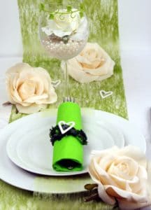 Tischdeko mit grünem Dekovlies und grossen Rosen in creme -